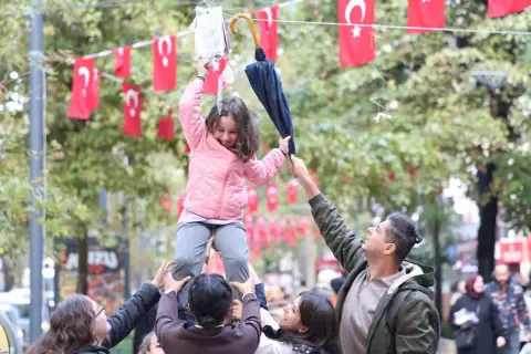 Kocaeli'de ağaçlardan 7 bin kitap yağdı, fuar yarın başlıyor