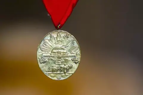 Cumhurbaşkanı kararıyla 5 şehit-gazi mirasçısına İstiklal Madalyası