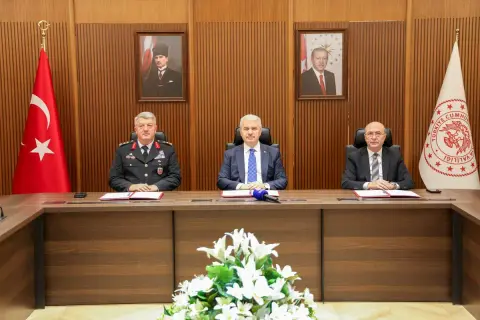 Selçuklu’nun 30 dış mahallesinde güvenlik altyapısı güçleniyor Selçuklu Belediyesi ile Konya İl Jandarma Komutanlığı Arasında J/Kgys İş Birliği Protokolü İmzalandı