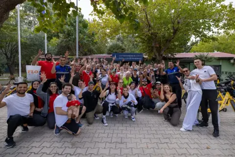 İzmir'de sağır bireyler bisikletle bayram coşkusu yaşadı