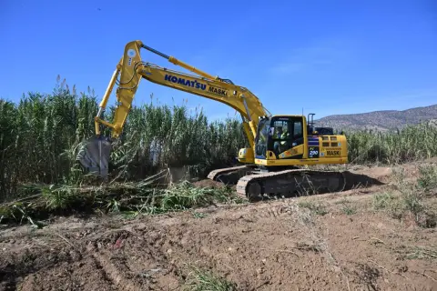 MASKİ Salihli'de taşkın riskine karşı 2 km dere temizledi