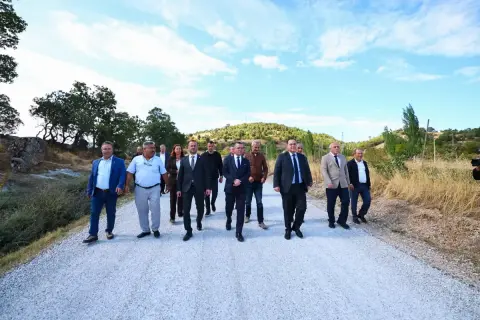 Demirci'de 12 mahalleyi birleştiren 46 km yol yenilendi
