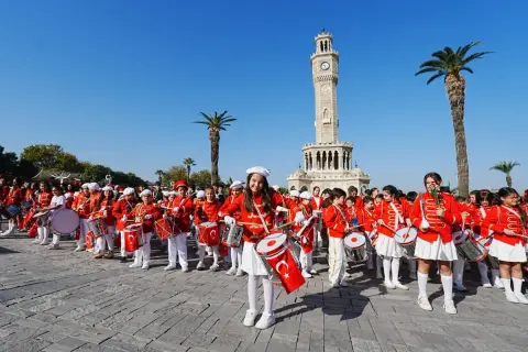 İzmir'de 103. Yıl Bando Coşkusu: Öğrenciler Meydanı Sardı