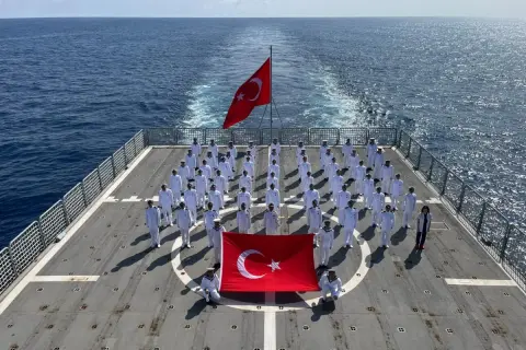 Türk Donanması Somali'de 103. yılı coşkuyla kutladı