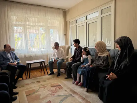 Başkan Altay, Umre kazanan yarış ailesini evinde ziyaret etti