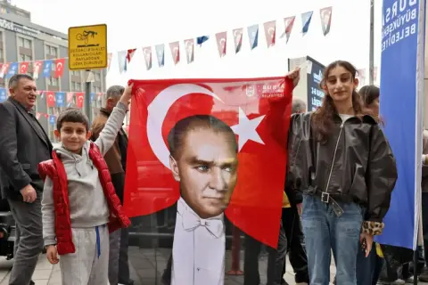 Bursa'da 29 Ekim coşkusu: Binlerce 'Ata Posteri' dağıtıldı