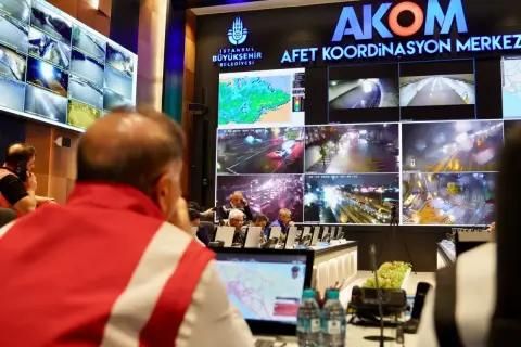 İstanbul'a tarihî yağış: 2 ölü, 595 tahliye