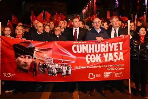 Balıkesir'de binlerce kişi Fener Alayı'na akın etti