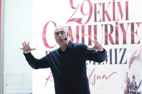 Sunay Akın İzmit'te Cumhuriyet'i anlattı