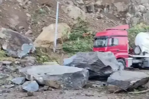 Hopa’da heyelan: 1 ölü, tır parkı hasar aldı
