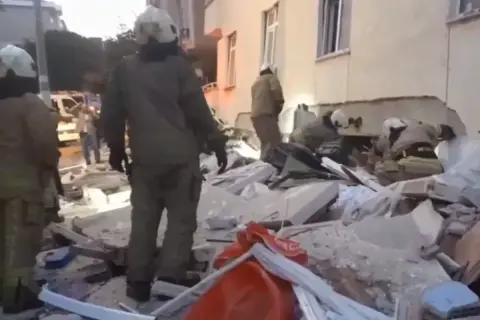 İstanbul'da 7 katlı bina çöktü 