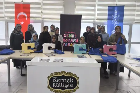 Malatya'da kadınlar kendi çantalarını dikti, mesleki beceri kazandı