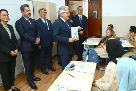 MEB'den Azerbaycan'a iki kitap hediyesi: Türkçenin ortak dili