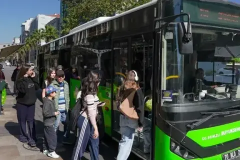 Denizli’de Öğrencilere Ulaşım Desteği Sürüyor
