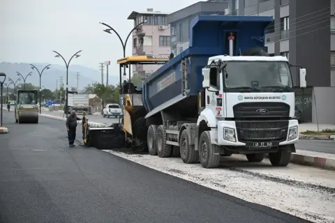 Soma'da 3 km asfalt: 8 bin ton sıcak asfalt serildi