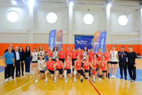 İlk Katılımda Şampiyon Oldu: İzmir MEM Voleybol'da Birinci