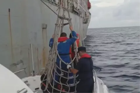 Kaş açıklarında yaralanan gemi mürettebatı Sahil Güvenlik tarafından kurtarıldı