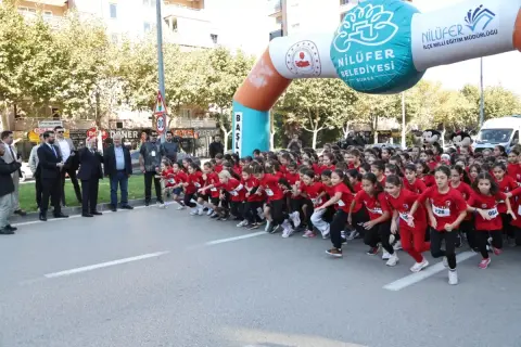 Bursa Nilüfer’de bin 749 öğrenci Cumhuriyet'e koştu