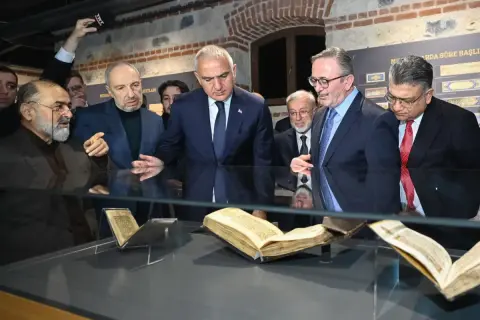 Hattat Özçay'ın el yazması Mushaf TÜYEK'e vakfedildi