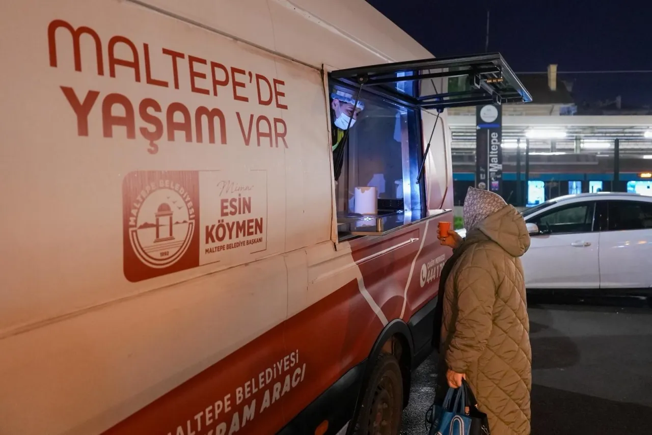 İstanbul Maltepe'de vatandaşlara sıcak çorba ikramı