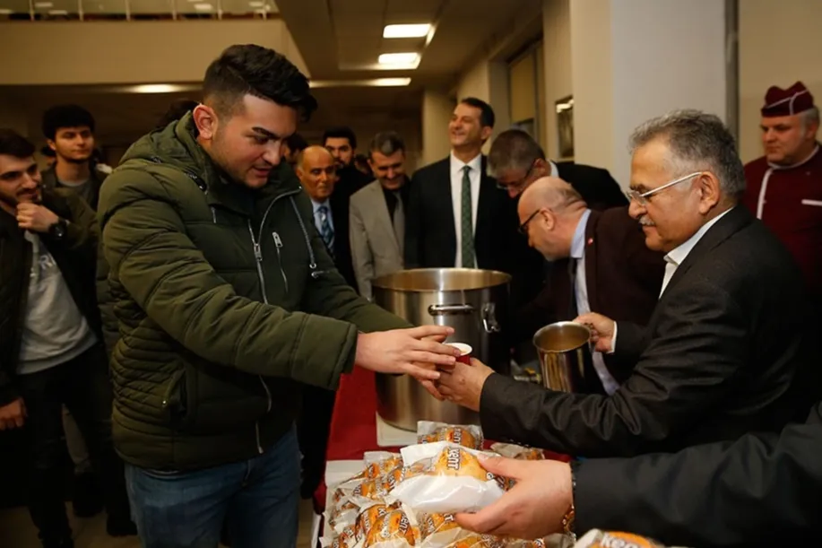 Kayseri Büyükşehir'den 1.4 milyon bardak sıcak çorba