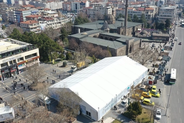 Kayseri Büyükşehir'den iki ayrı noktaya iftar çadırı