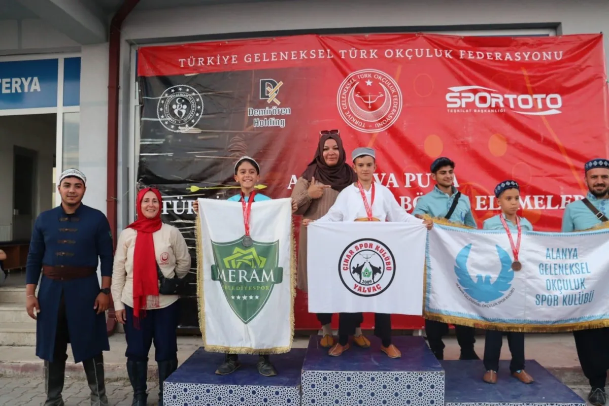 MERAMLI OKÇULAR BÖLGE ŞAMPİYONASI'NDA KÜRSÜDEN İNMEDİ