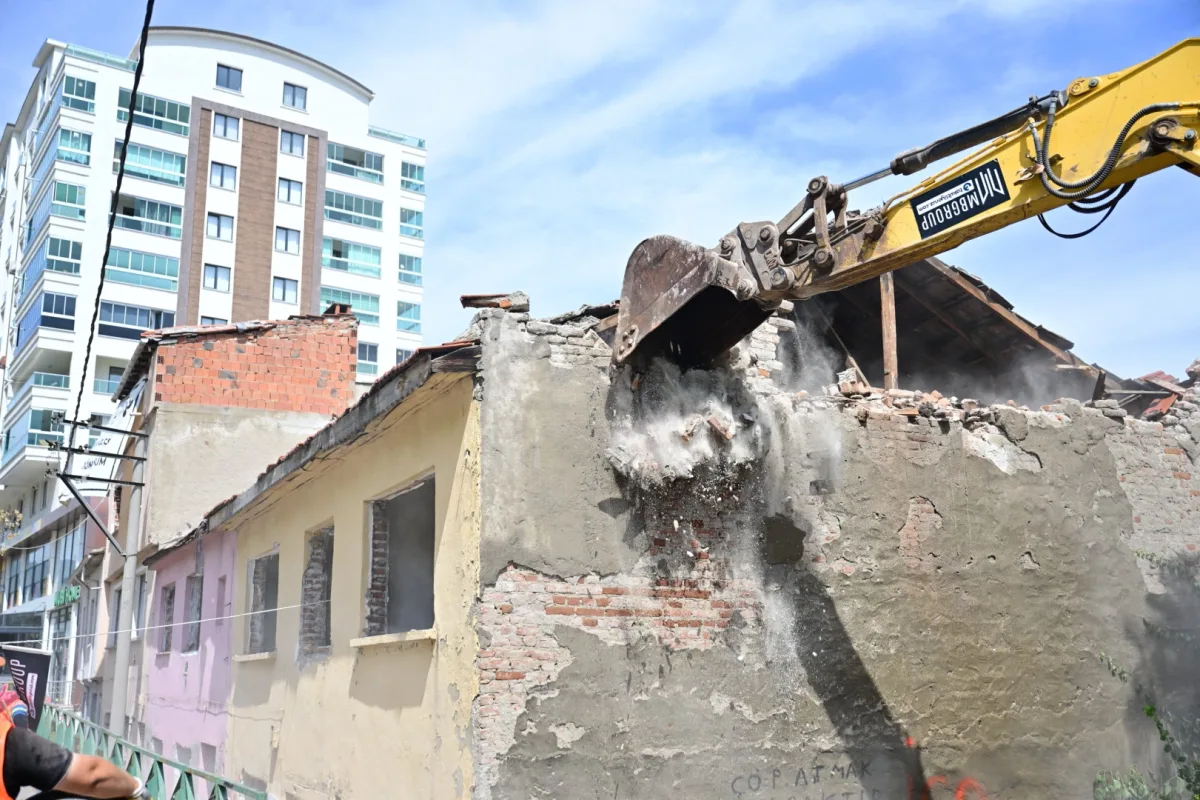 Bursa Yıldırım'da Sinandede dönüşümünde ilk kepçe