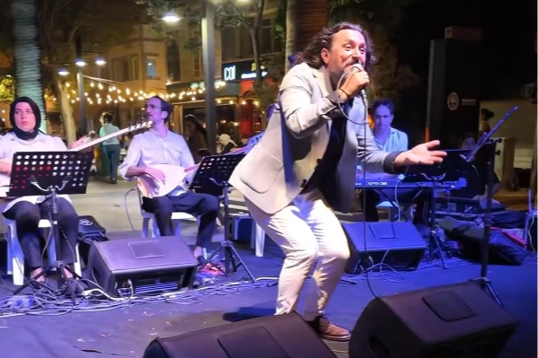 Mudanya’da deniz kıyısında müzik keyfi