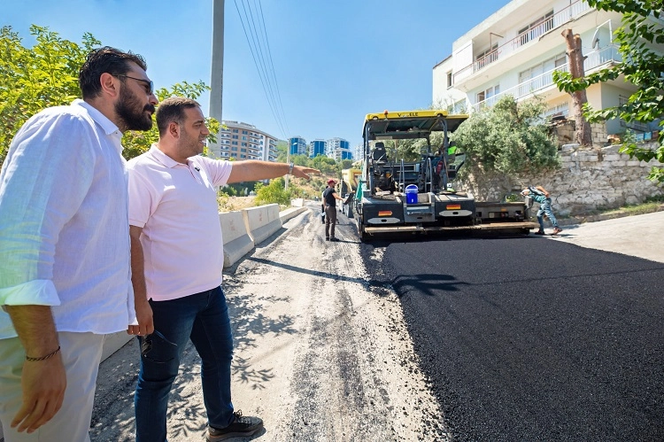 İzmir Narlıdere'de asfalt mesaisi