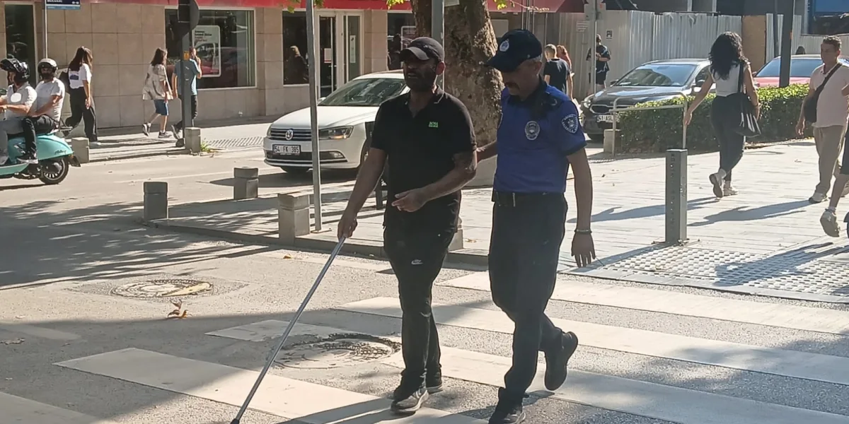 Görme engelli vatandaşa Kocaeli Zabıtası'ndan destek eli