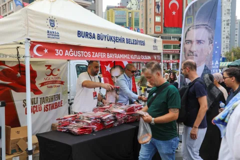 Bursa'da Zafer coşkusu ay yıldız ile taçlandı