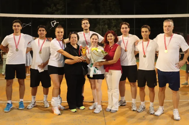 İzmit'te Voleybol Turnuvası sona erdi