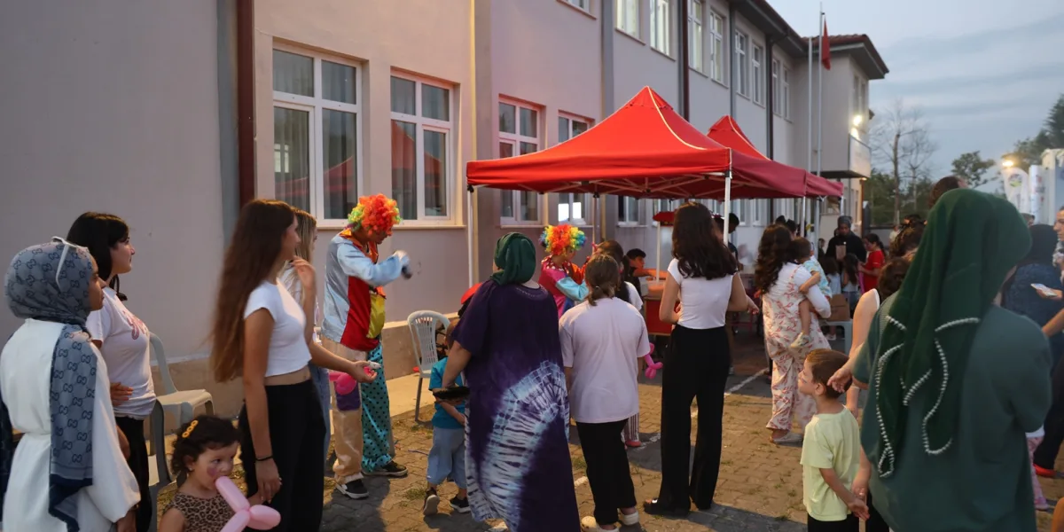 Mutluluk Tırı Sapanca’da çocukların yüzünü güldürdü
