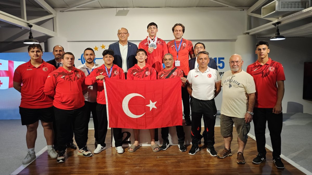 Genç halterci Yiğithan Eroğlu bir başarıya imza attı