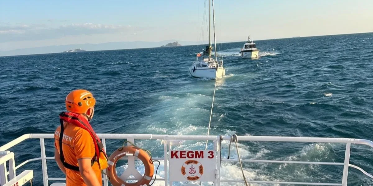 Moda açıklarında sürüklenen tekne kurtarıldı
