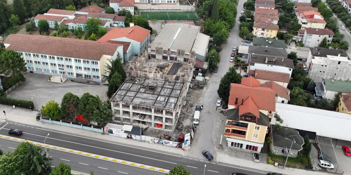 Sapanca Meydanı ve spor salonu projeleri hızla ilerliyor