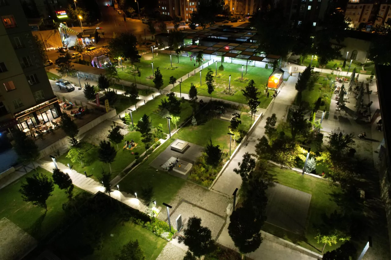 Kayseri Talas'ta Mevlana Meydanı ışıl ışıl