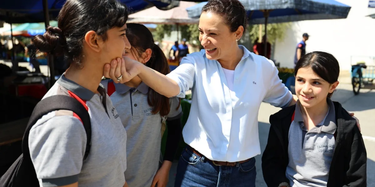 Efes Selçuk'tan öğrenciye destek, yerel esnafa nefes