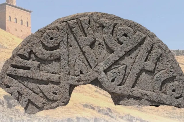Selçuklu taşında ‘Hz. Muhammed’ ismi 6 kez yer aldı... Ani’de tarihi keşif!