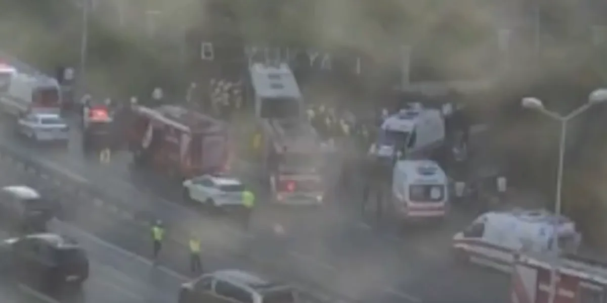 İETT otobüsü duvara çarptı! 2 ölü, 16 yaralı!