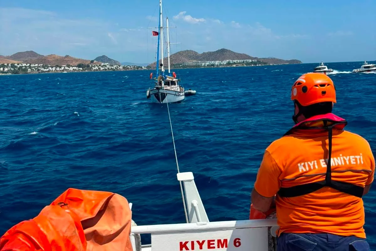 Bodrum'da teknede arıza: 10 kişi KEGM'ye kurtarıldı