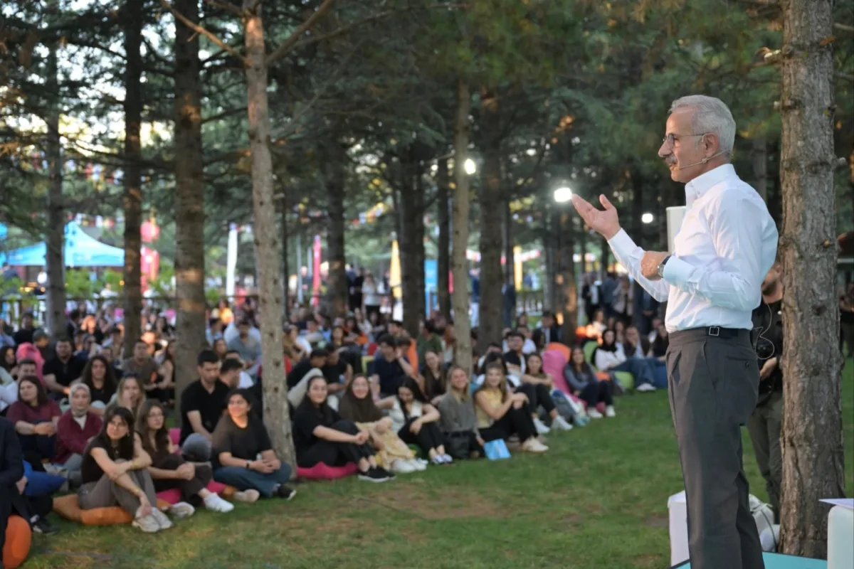 Bakan Uraloğlu: Yapay zeka insan ilişkilerini değiştiremez