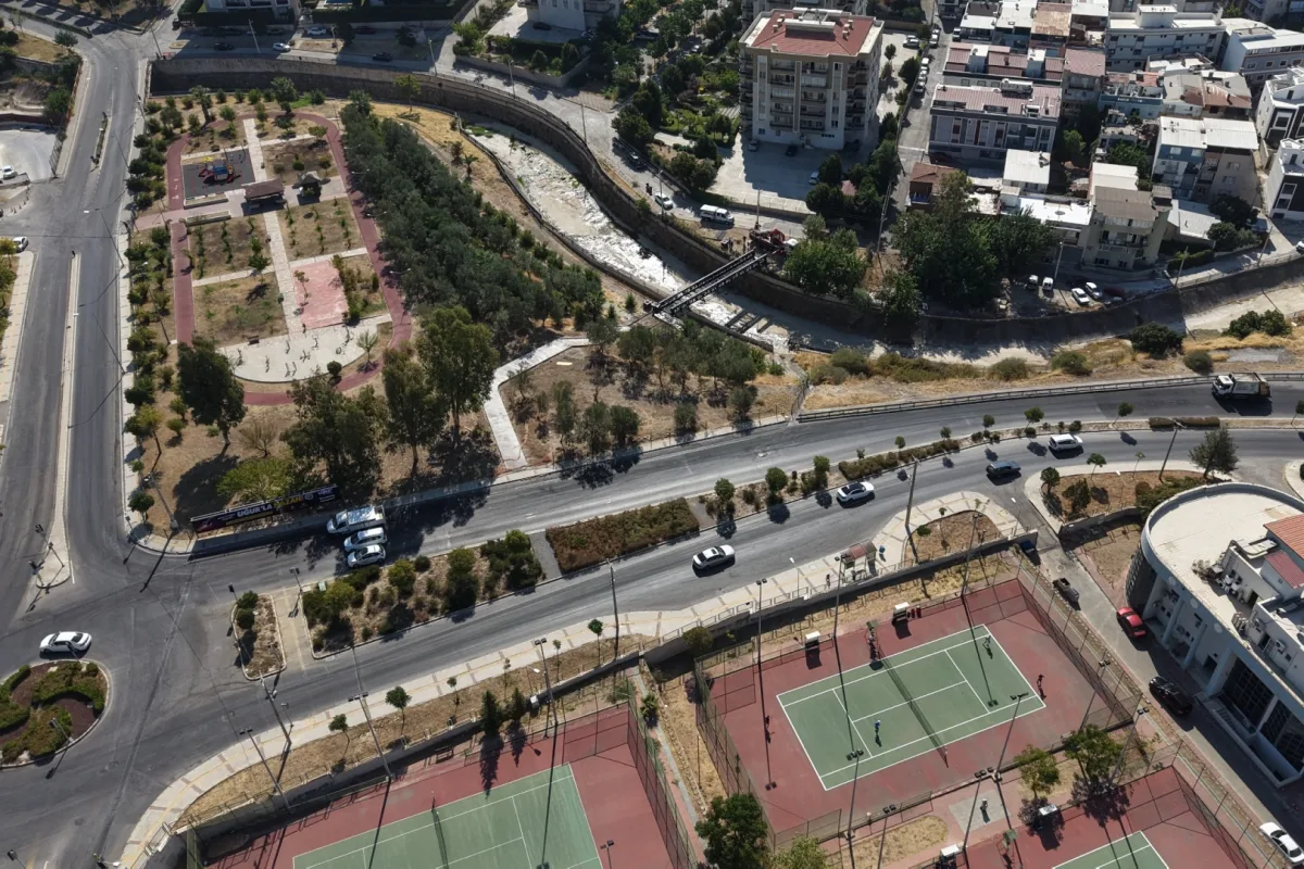 Karşıyaka'da yaya köprüsü bitti: 10 dk'lık yol 1 dk'ye indi