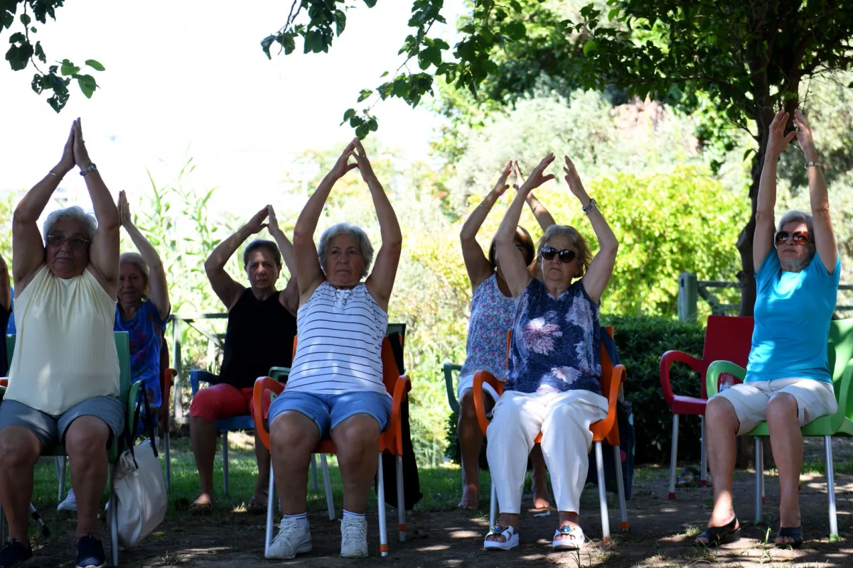 Muratpaşa'da yaşlı evlerine yoga: "Yaşam cennet gibi"