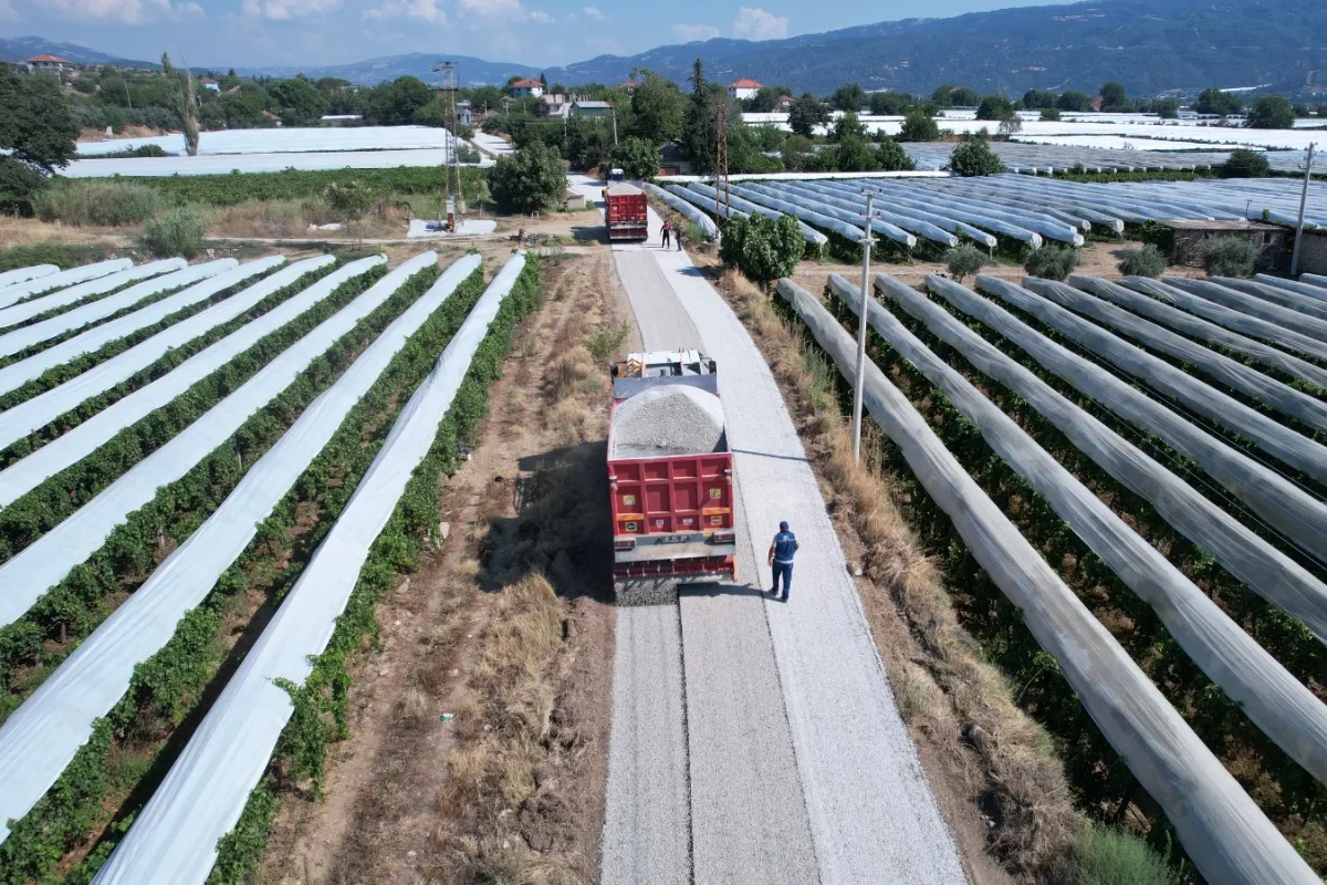 Manisa Sarıgöl'de hasat öncesi 6 km yol yenilendi