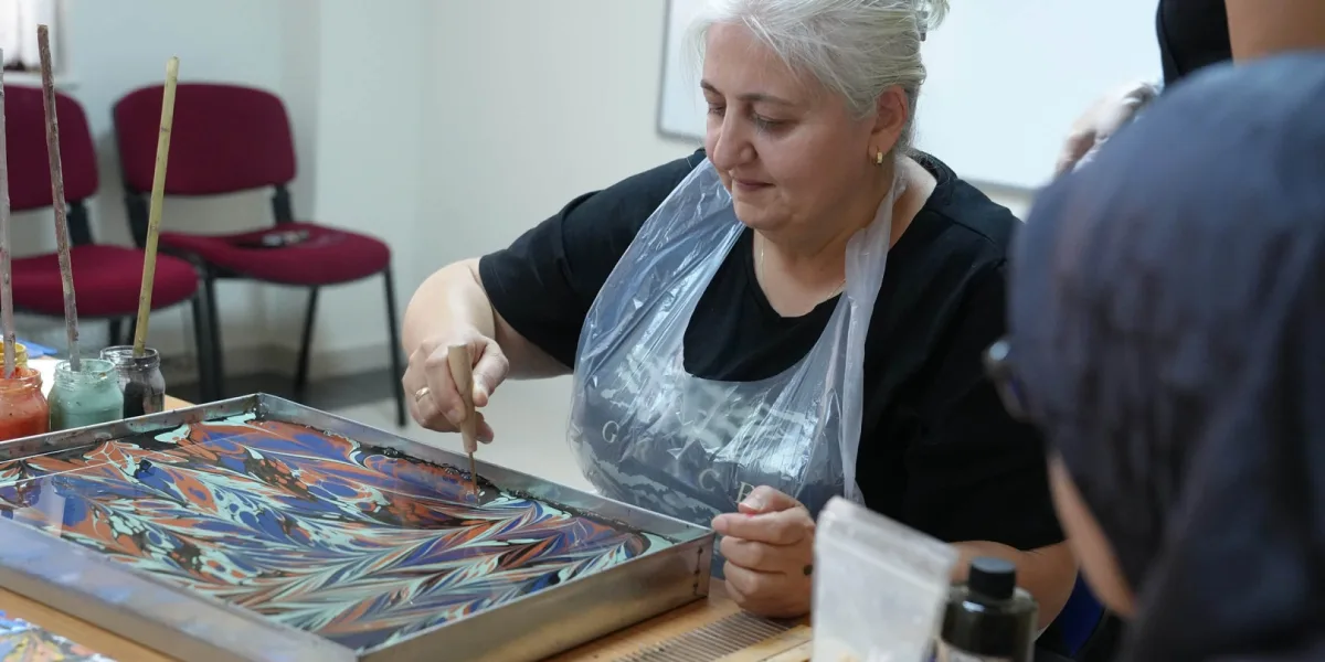 Ankara Keçiören’de şehit yakınlarına ebru sanatı workshopu