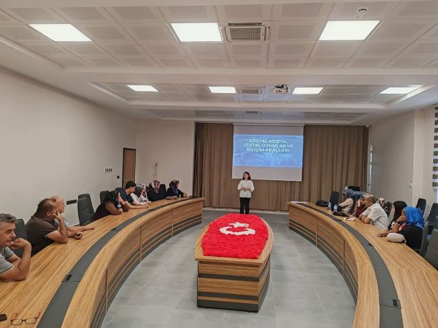 Engelli bireylerin ailelerine eğitim veriliyor