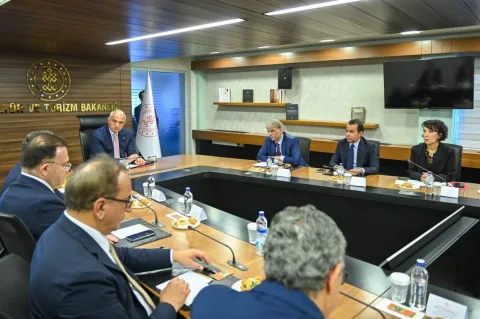 Bakan Ersoy, hizmet ihracatında yeni hedefleri değerlendirdi