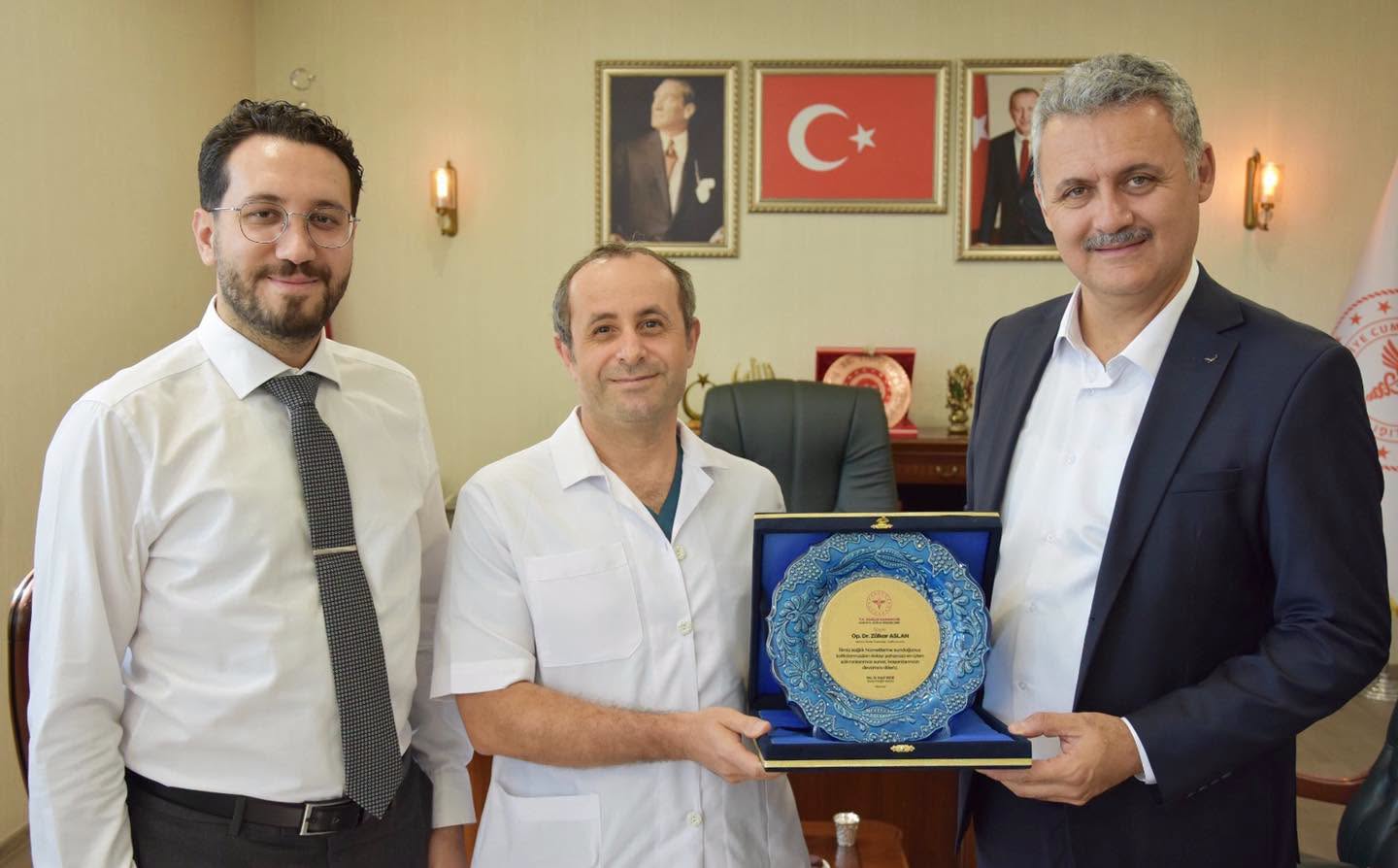 Gönüllü olarak gittiği bakım evlerinde yaşlıları tedavi ediyor